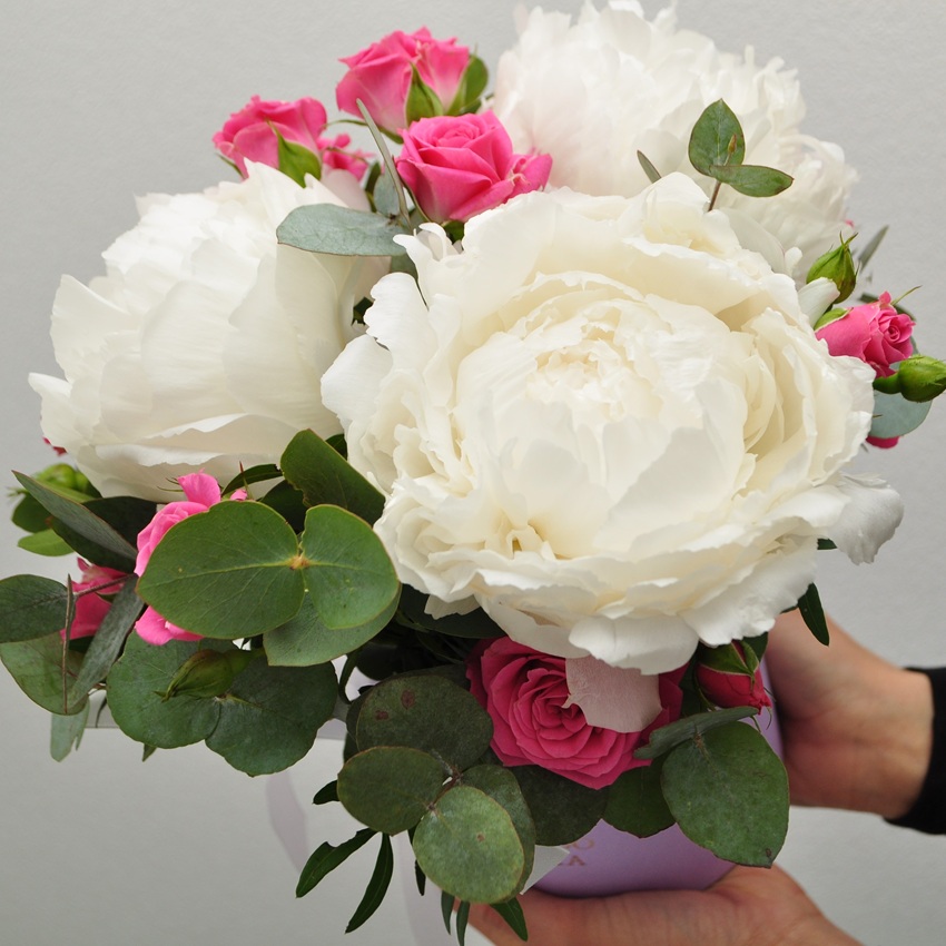 Белые пионы и кустовые розы в коробочке