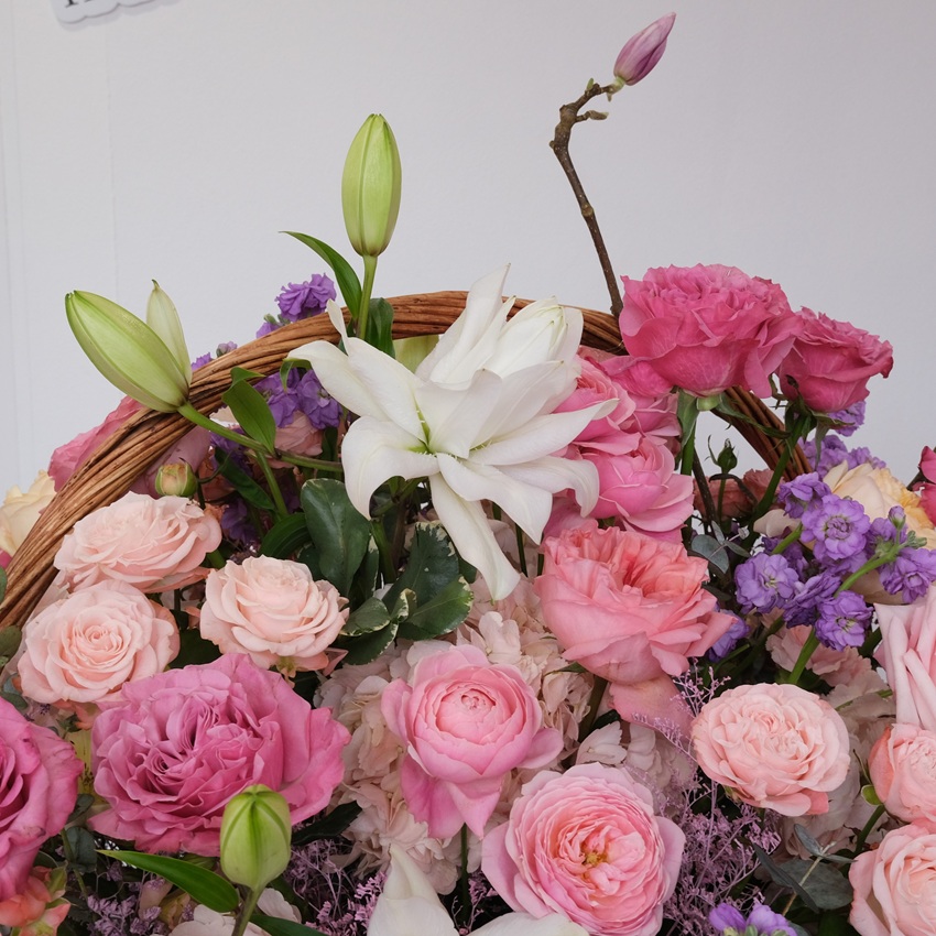 Магнолия, лилия и пионовидные розы в корзине "Царский Букет: Сокровище Цветов"