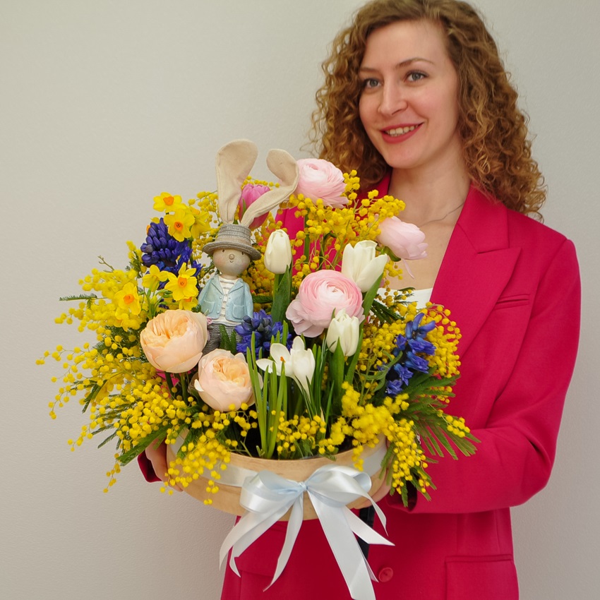 Ранункулюсы, гиацинты, мимоза и тюльпаны в весенней композиции