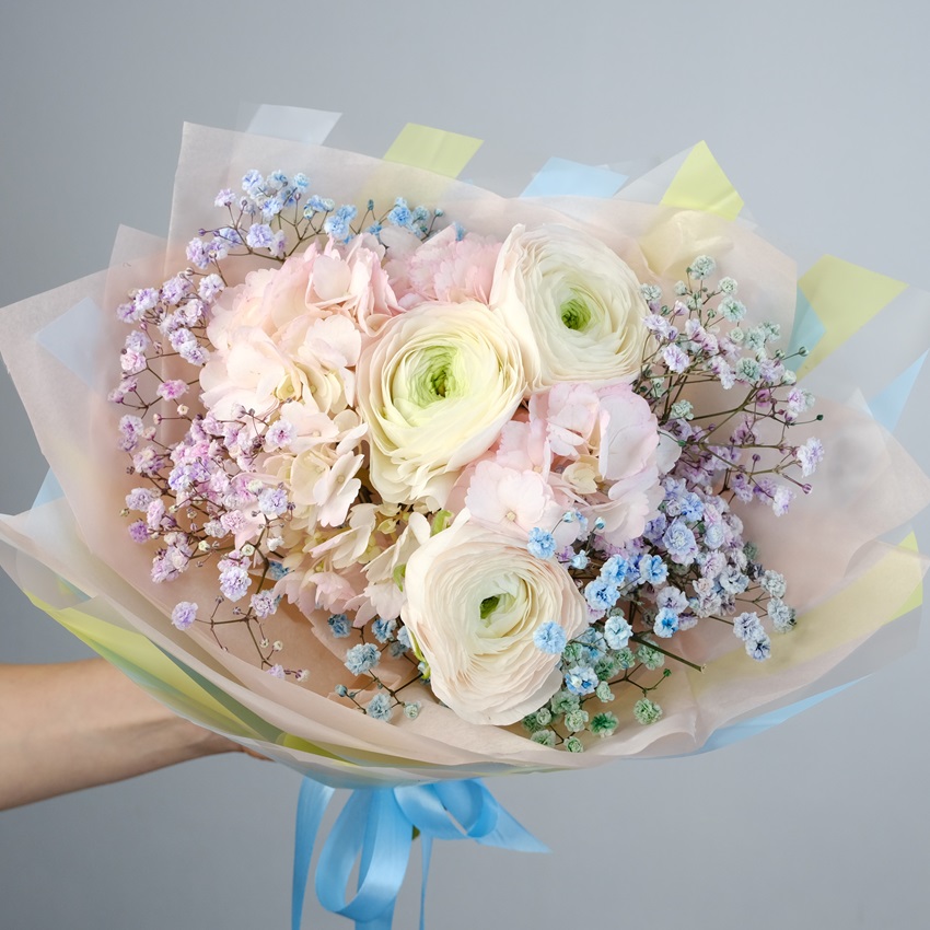 Ранункулюсы и гортензия в букете «Пируэт»