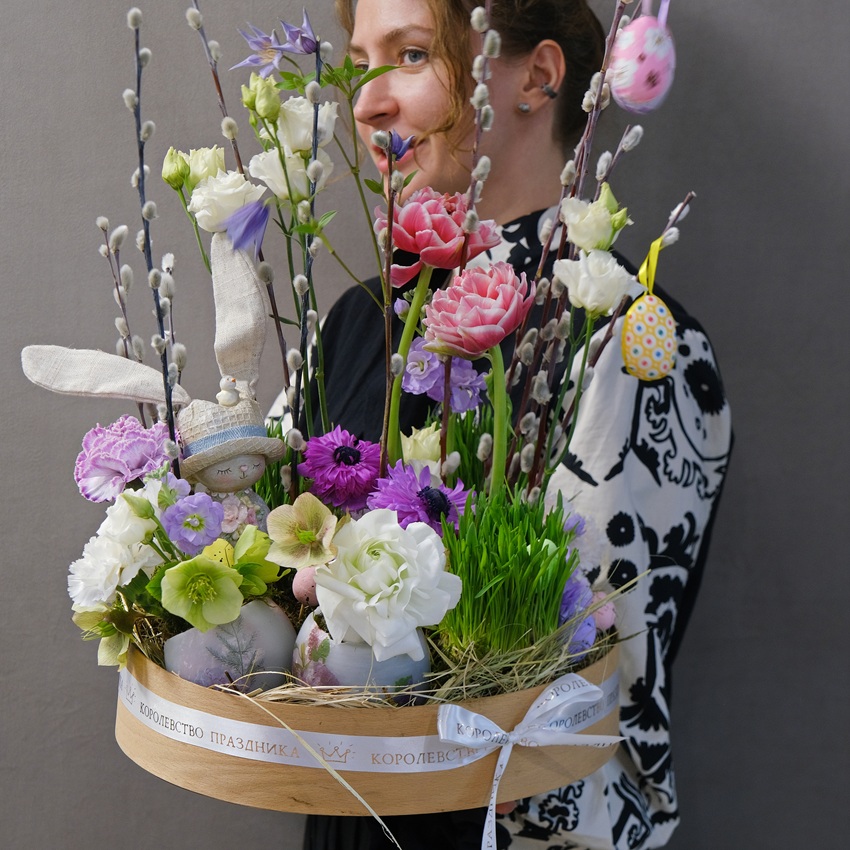 Композиция на Пасху в ящичке: анемоны, тюльпаны, верба, яйца ручной работы и сувенир