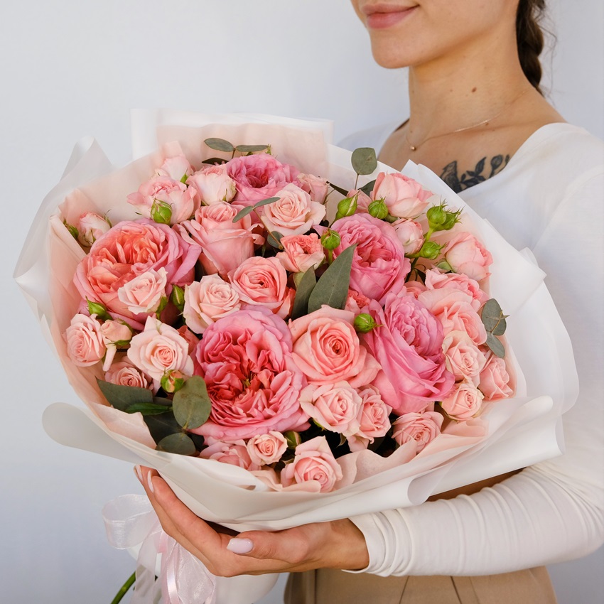 Пионовидные розы в персиковом букете «Ю энд Ми»