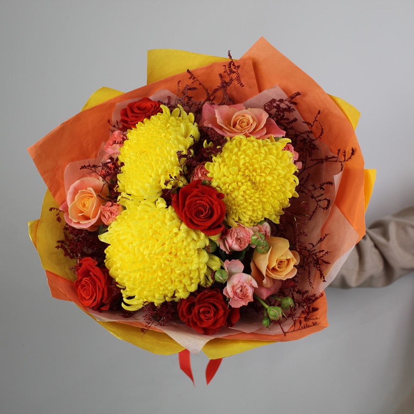 Жёлтые хризантемы и розы в ярком букете "Апельсиновый джем"