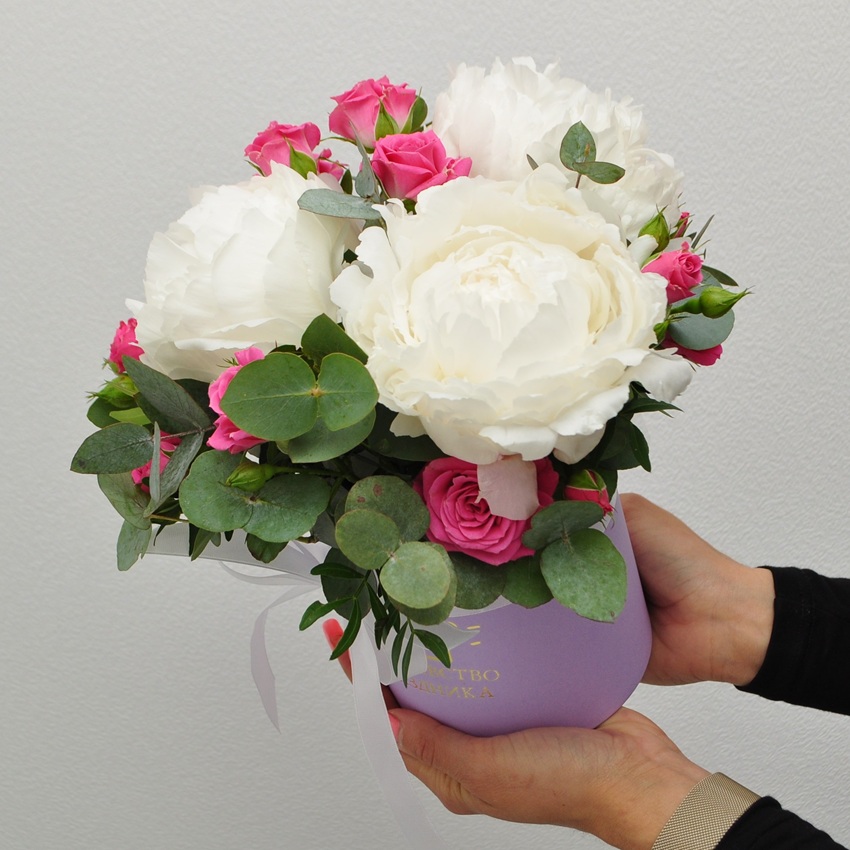 Белые пионы и кустовые розы в коробочке