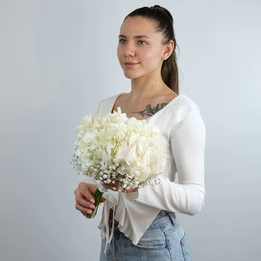 Букет невесты с белой гортензией и гипсофилой