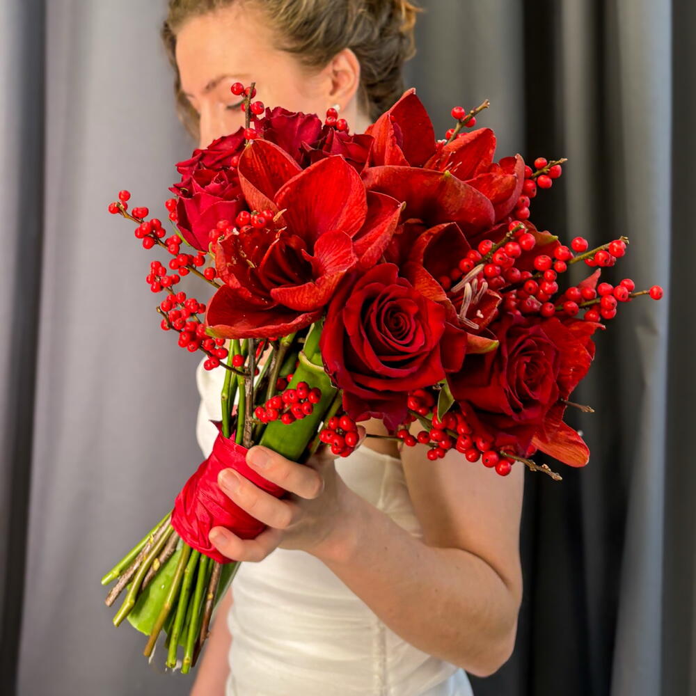 Букет невесты с амариллисами, ягодами илекса и красными розами "Поцелуй страсти"