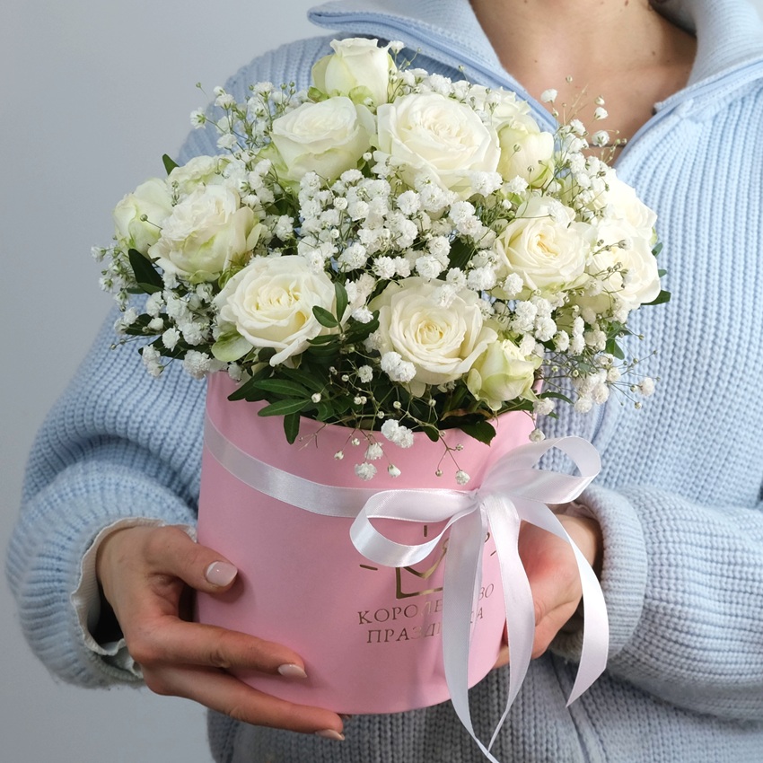 Белые кустовые розы и гипсофила в коробочке "Нежное облачко"