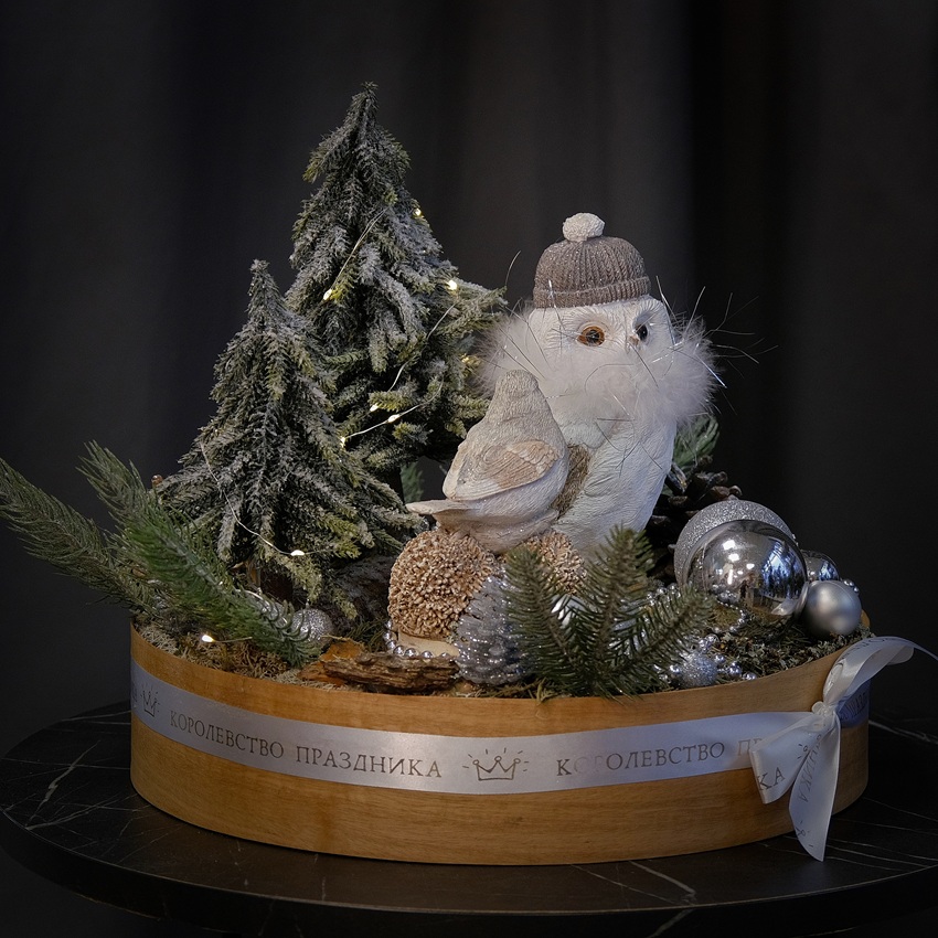 Новогодняя композиция с сувенирами в круглом ящике "Тёплая компания" (искусственная)