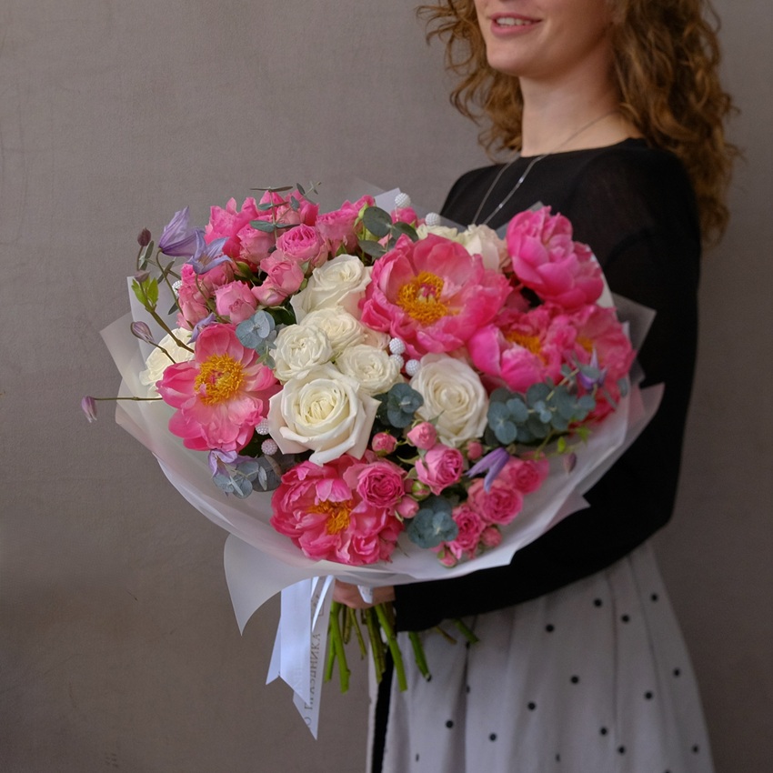 Коралловые пионы и белые розы в букете "Коралловая сказка"