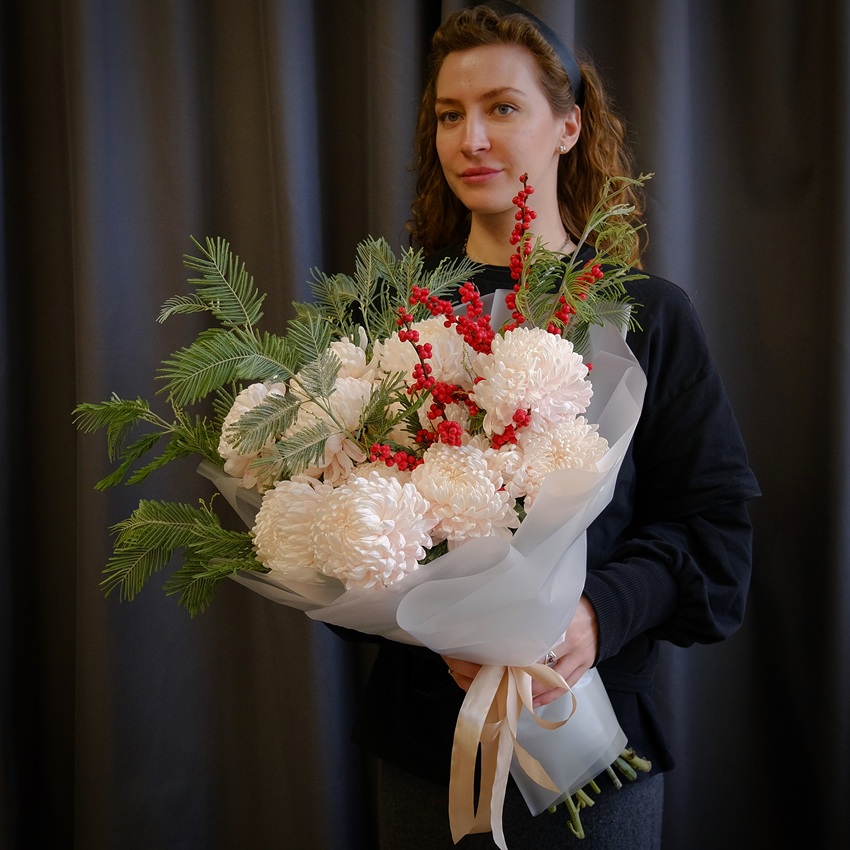 Нежные пудровые розовые хризантемы 11 штучек с мимозой и илексом