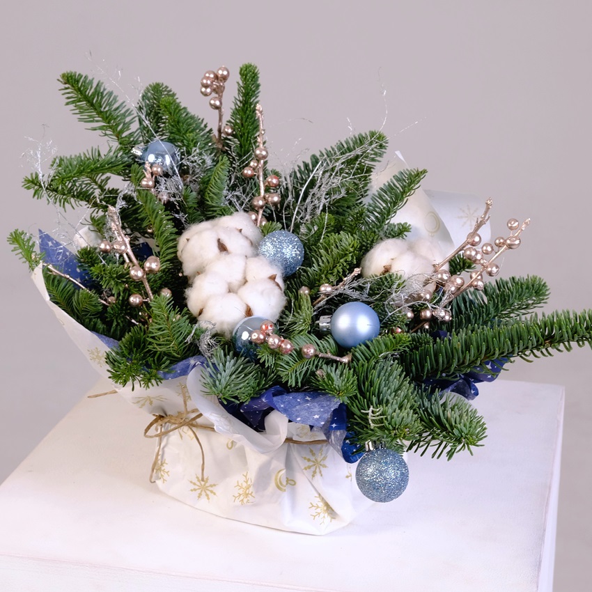 Новогодняя композиция в крафте: нобилис и хлопок