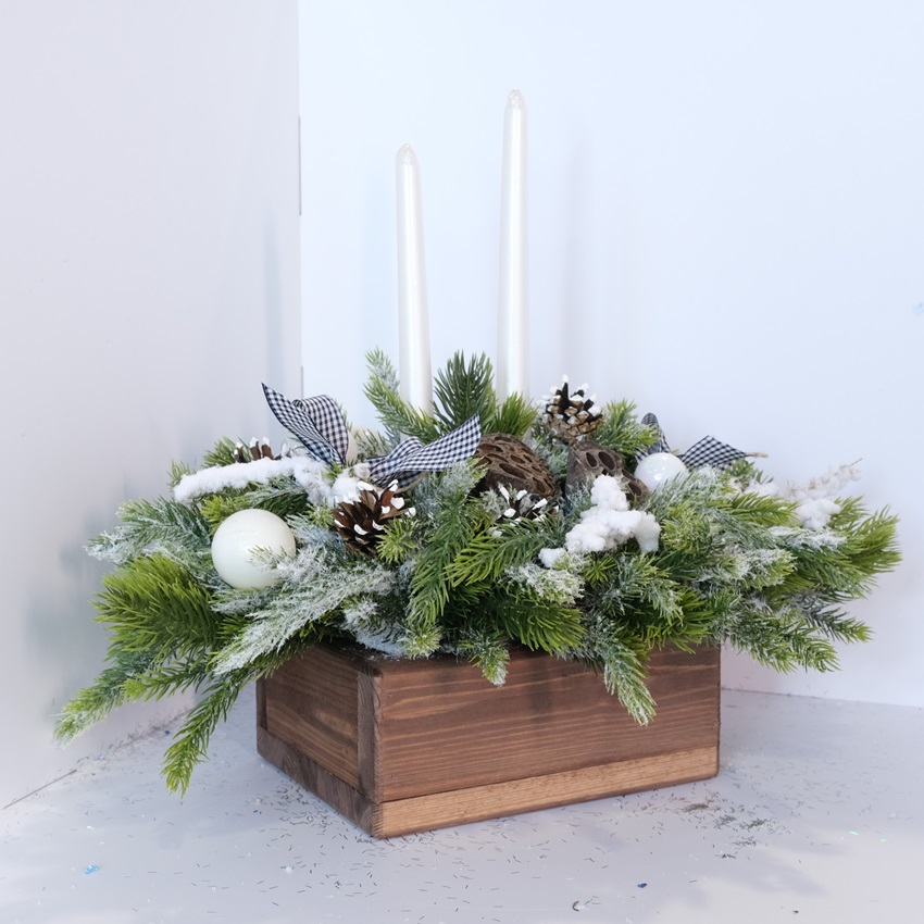 Новогодняя композиция в деревянном ящичке со свечами (искусственная)