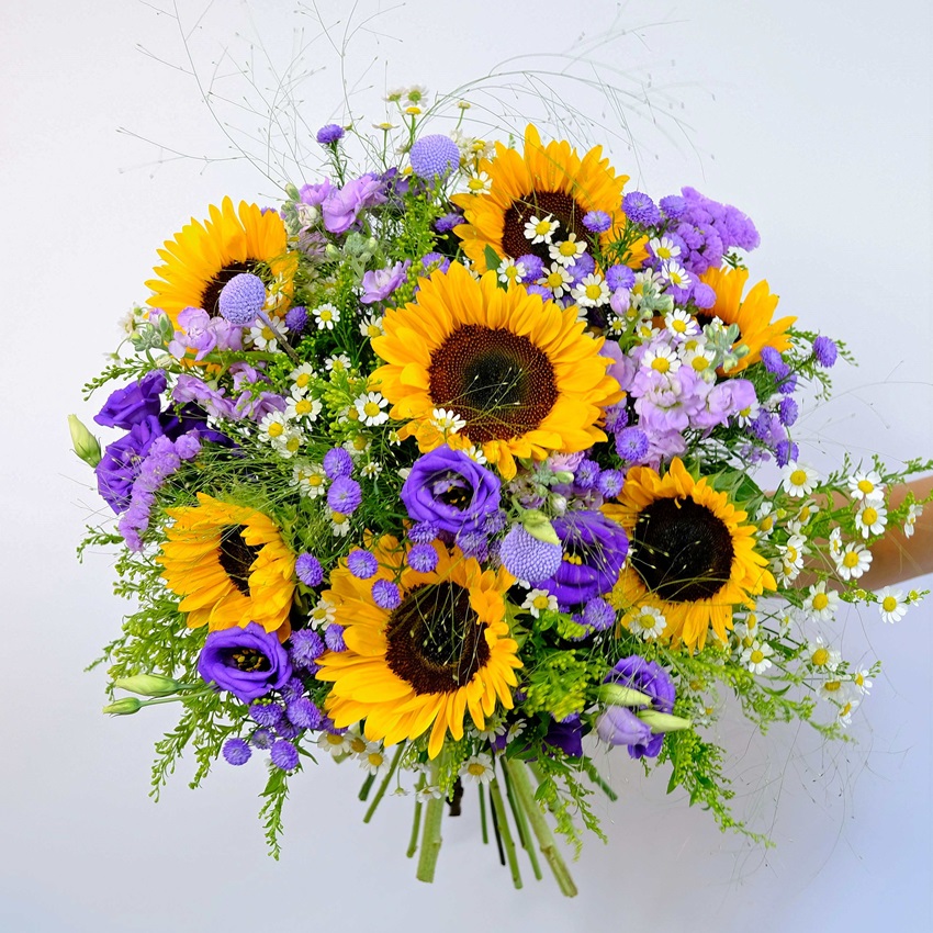 Подсолнухи, ромашки и сиреневые астры в букете "Сиреневый закат"