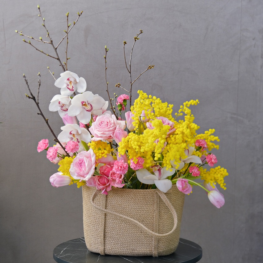 Орхидея Цимбидиум и пионовидные розы Охара в сумке ручной работы "Медовая орхидея"