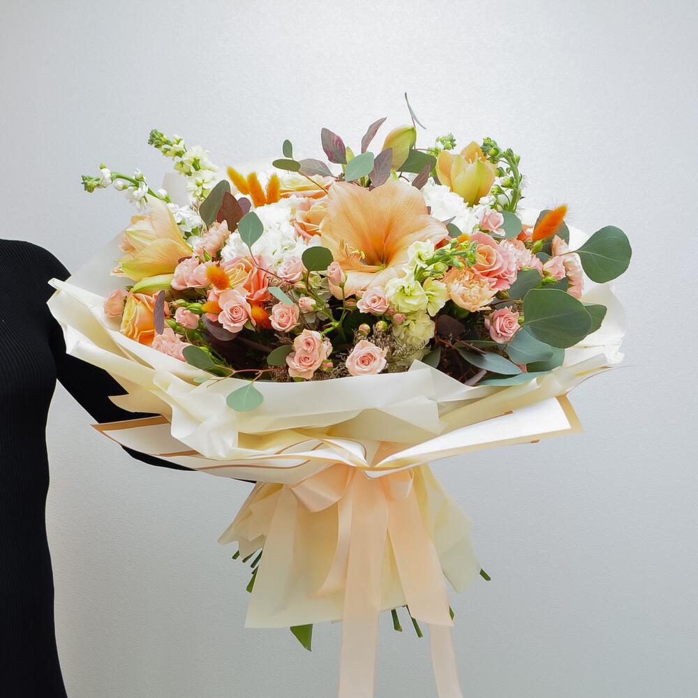 Огромный букет! Амариллисы и персиковые розы в букете "Абрикосовый рай"