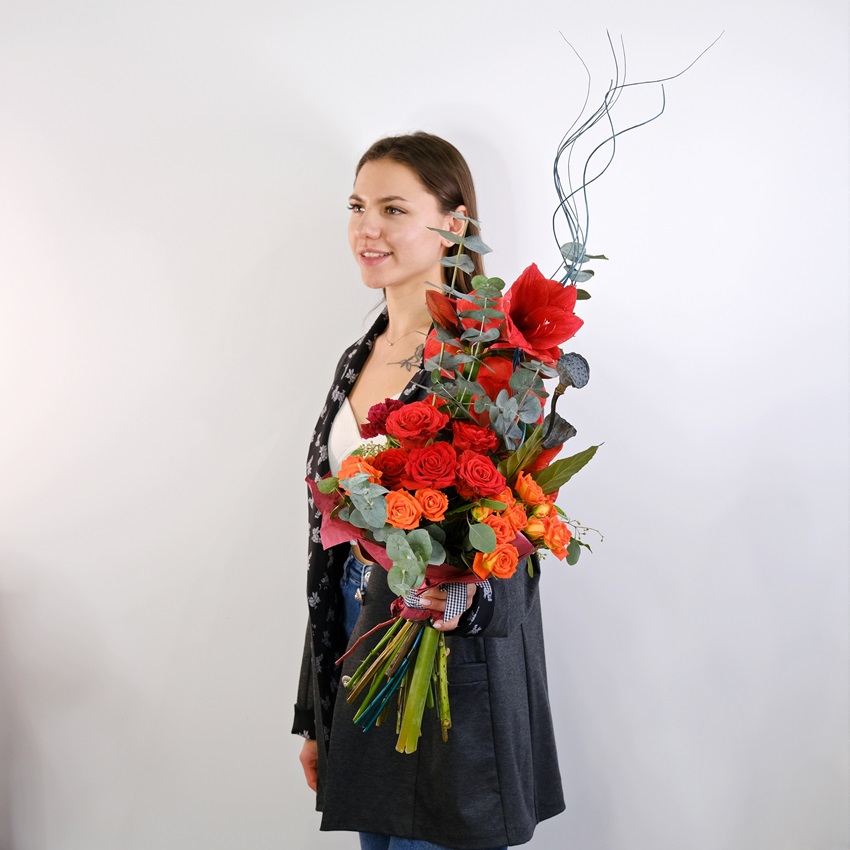 Вертикальный букет с амариллисами и розами. Мужской бизнес букет
