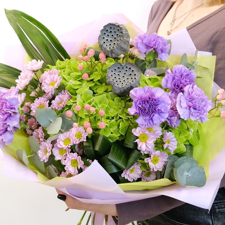 Зелёная гортензия, лотосы и гвоздики в летнем букете "Дзен"