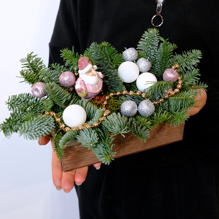 Новогодняя композиция с сувениром (в ассортименте)