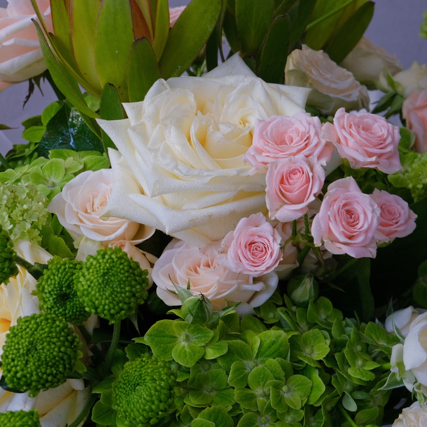 Зелёная гортензия, розы и сочный вибурнум в авторском букете "Зелёный сад"