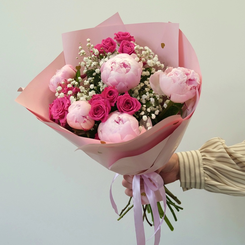 Пионы и кустовые розы в нежном букете