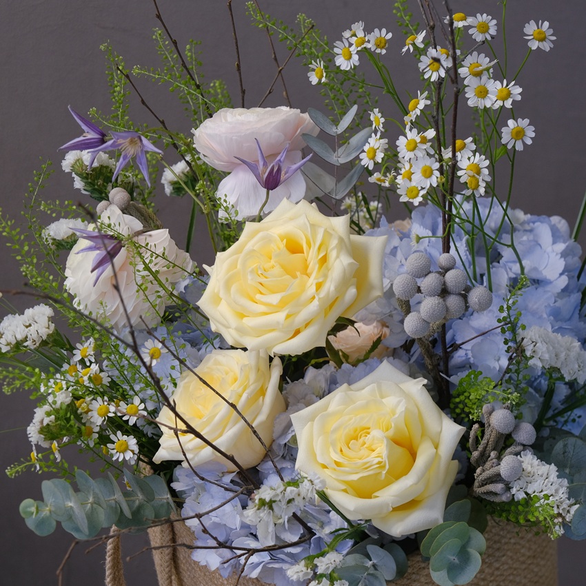 Букет в сумке: голубая гортензия и пионовидные розы "Пикник у синего ручья"