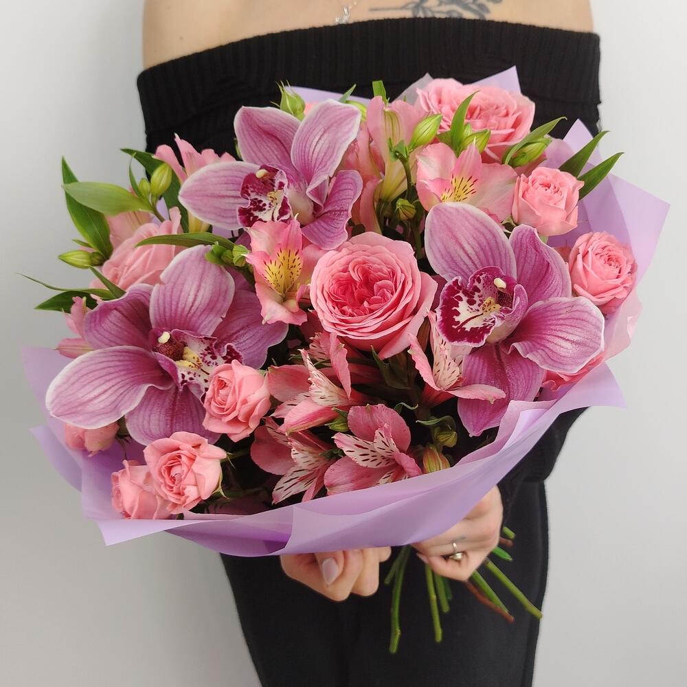 Орхидеи и пионовидные розы в букете "Райские бабочки"