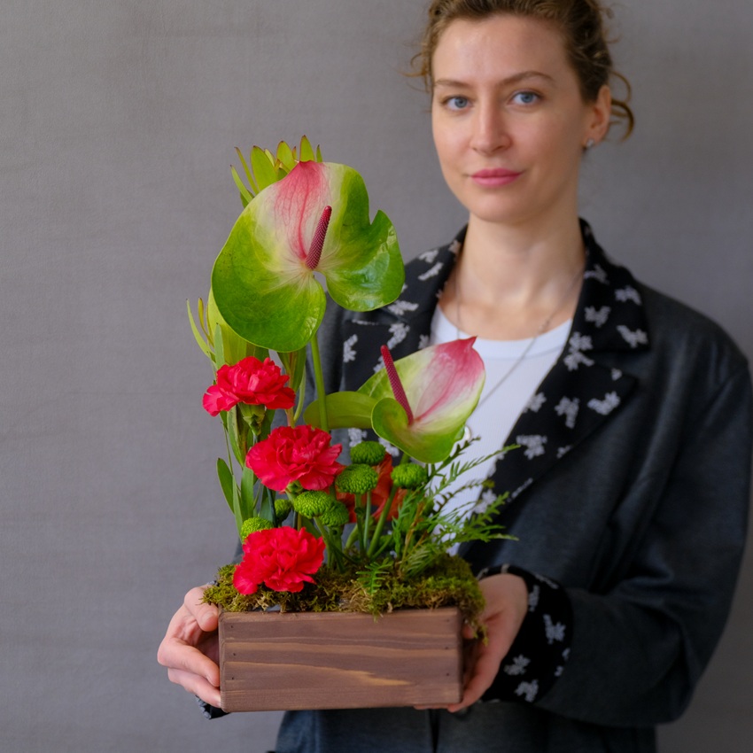 Антуриумы и гвоздики в интерьерной композиции в ящике