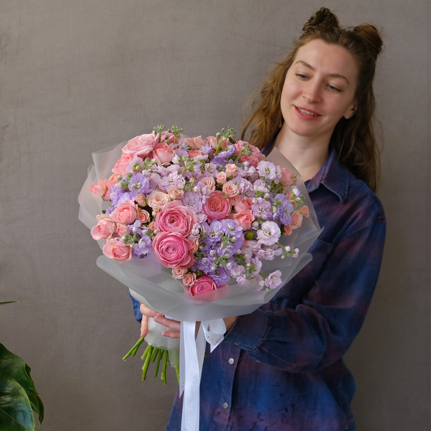 Ароматная маттиола и кустовые розы в букете "Сладкое помешательство"