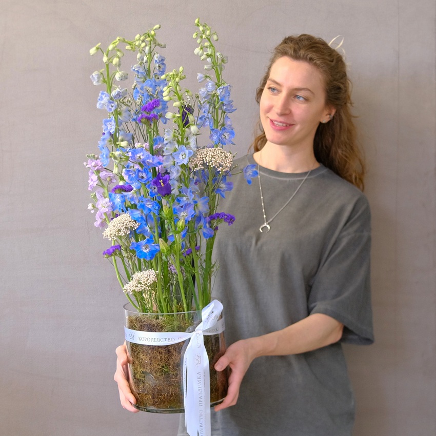 Букет в вазе. Дельфиниум и колокольчики в композиции "Сны Океана"