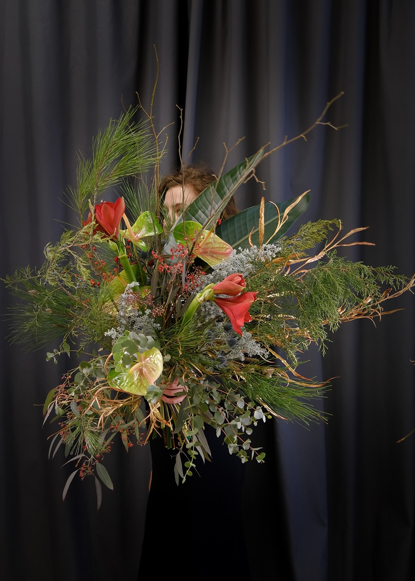 Креативный букет "Дикий взрыв". Зимняя история с ветками сосны, можжевельника и амариллисами 