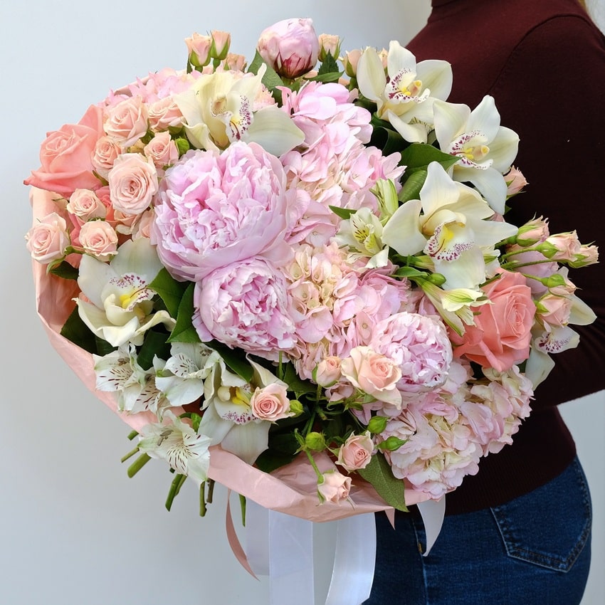 Пионы, орхидея и гортензия в большом пышном букете