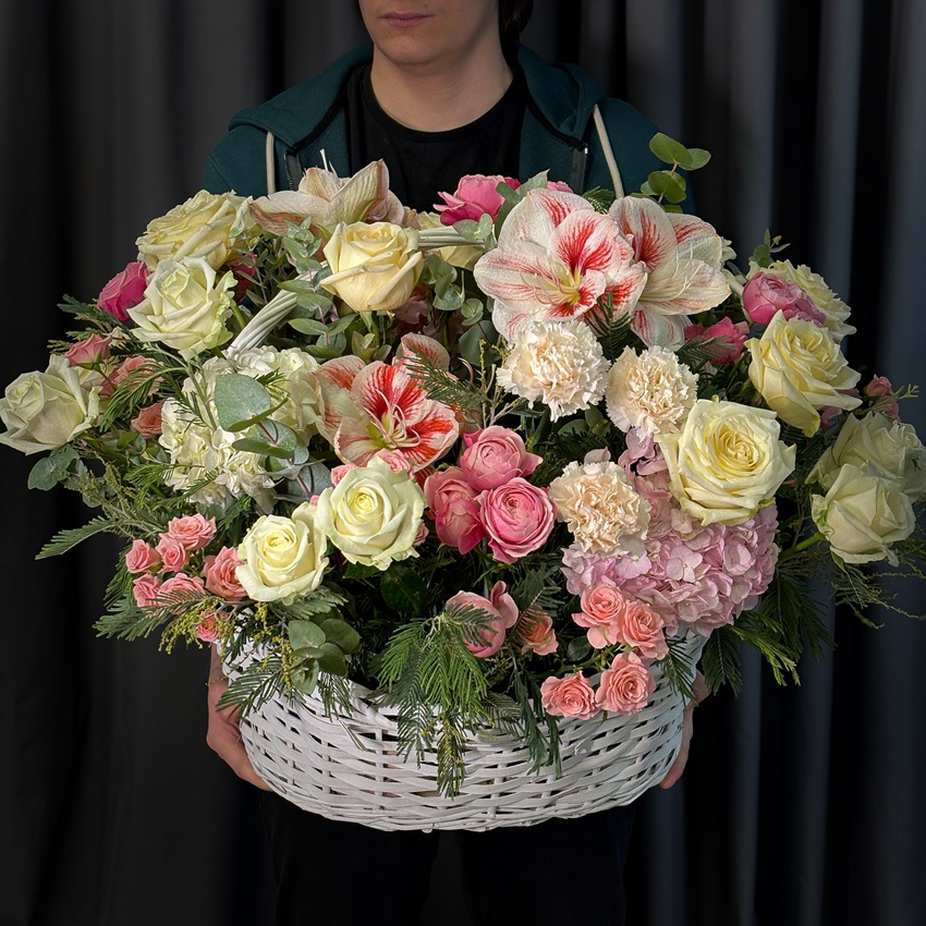 Розовые амариллисы и пионовидные розы в большой корзине