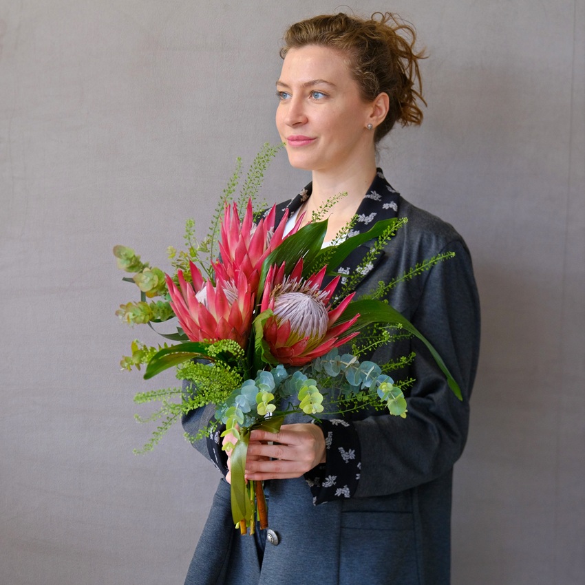 Протея в интерьерном букете "Королева пустыни"