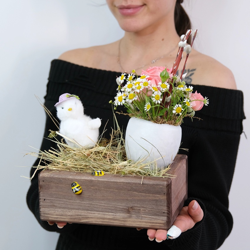 Композиция на пасху: яйцо с живыми цветами и сувениром "Цыплёнок"