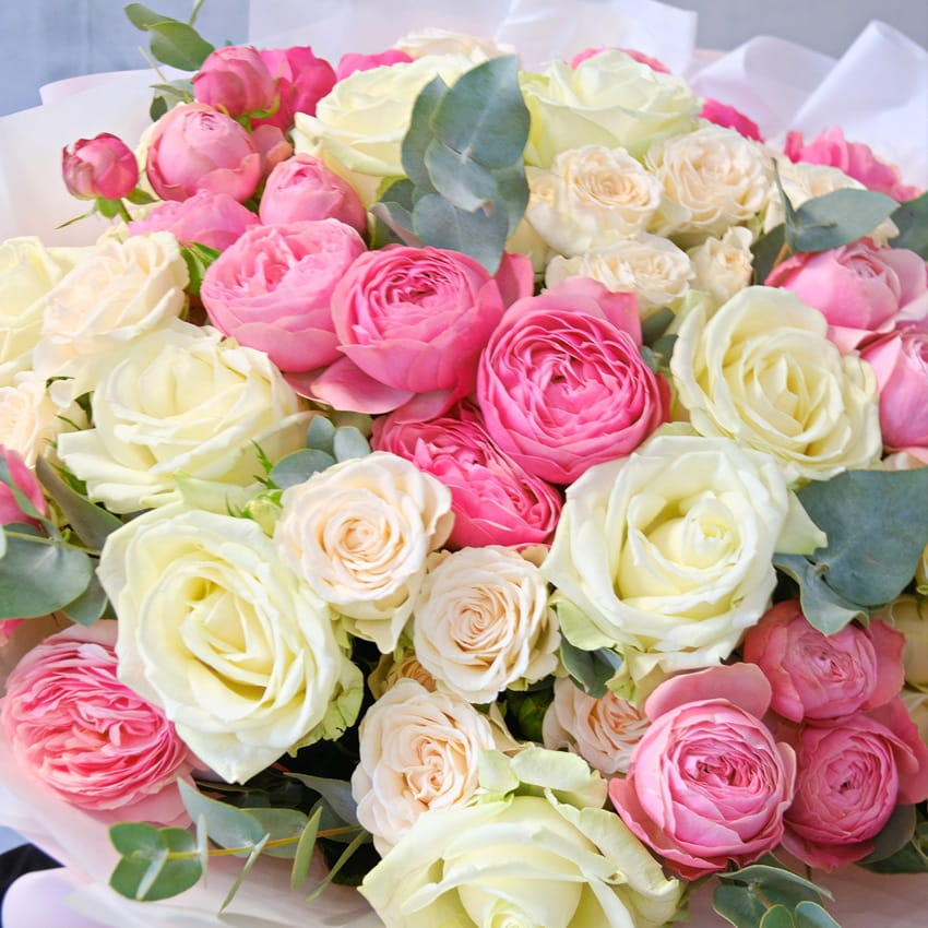 Кустовые и одноголовые розы в нежном букете "Rose Mix"