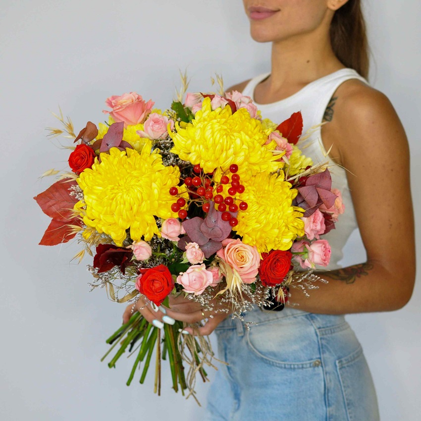 Жёлтые хризантемы в букете "Красавица Осень"