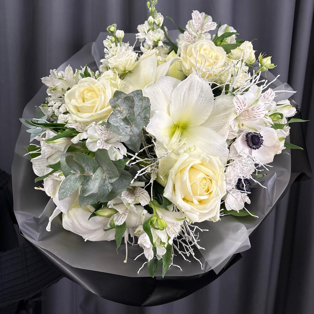 Белые амариллисы и розы в букете 