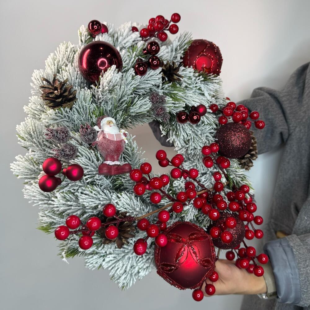 Новогодний венок с красными ягодами (искусственный)