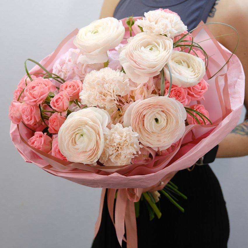 Ранункулюсы и розовые гортензии в букете "Дива"