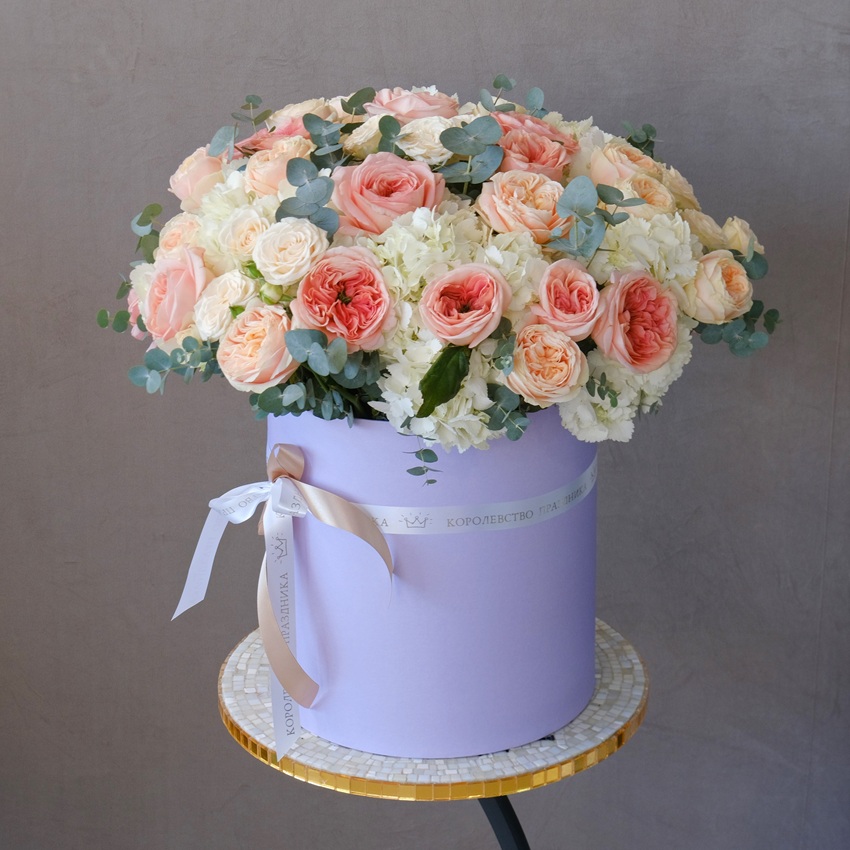 Гортензия и пионовидные розы Джульетта в большой коробке "Акварельные облака"