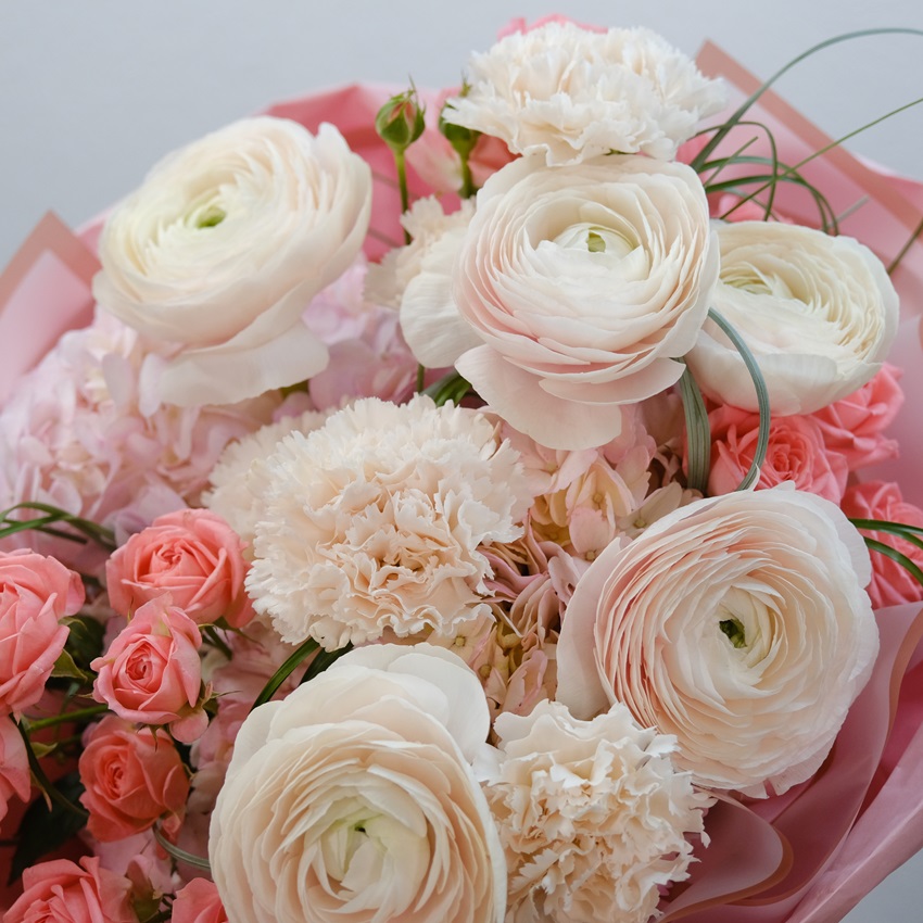 Ранункулюсы и розовые гортензии в букете "Дива"