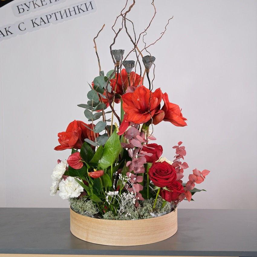 Амариллисы, антуриум и лотосы в композиции "Цветочное пламя"