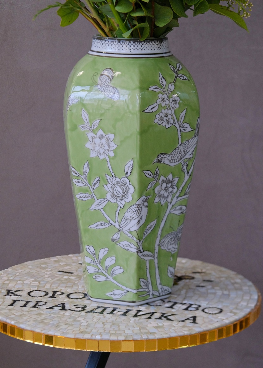 Букет в вазе. Фритиллярия, пионы и сочная зелень