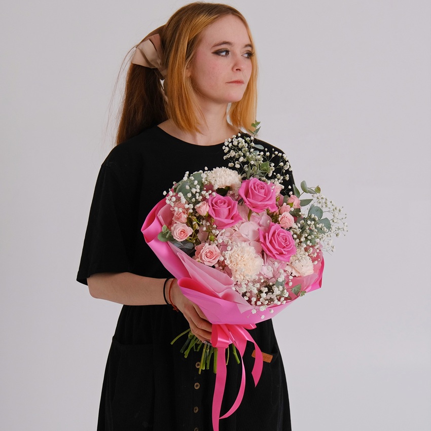 Розовая гортензия и розы в букете "Малиновый бриз"