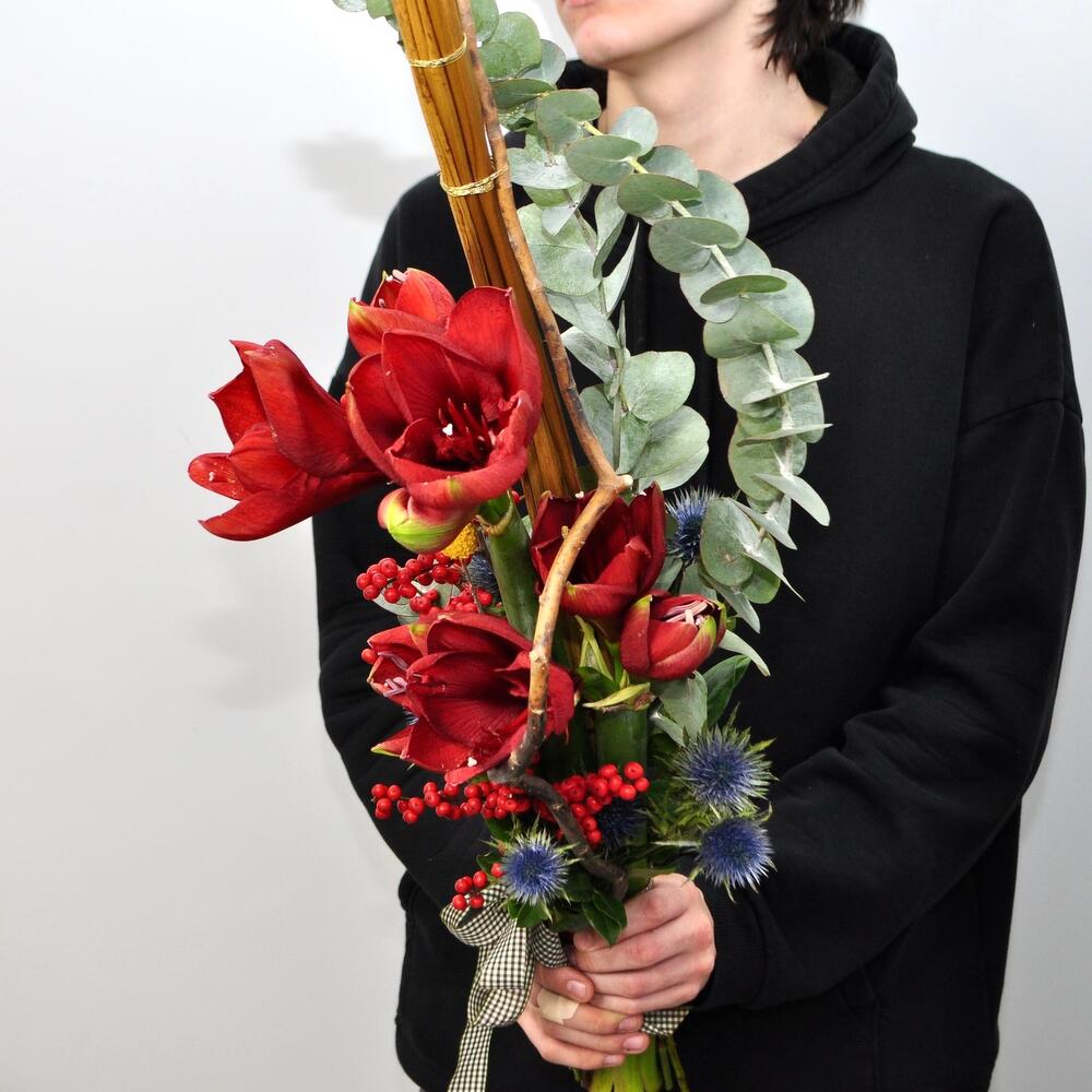 Вертикальный букет с красными амариллисами. Мужской бизнес букет