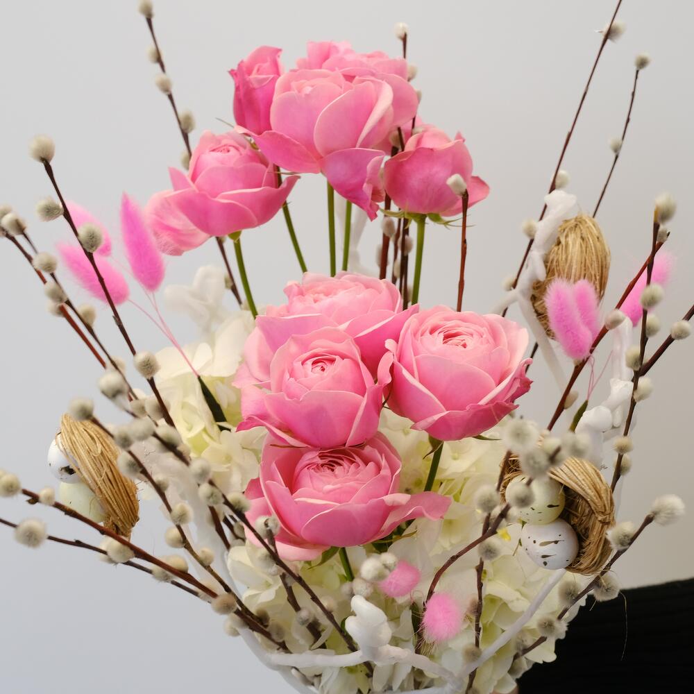 Верба, кустовые пионовидные розы и гортензия - букет на Пасху