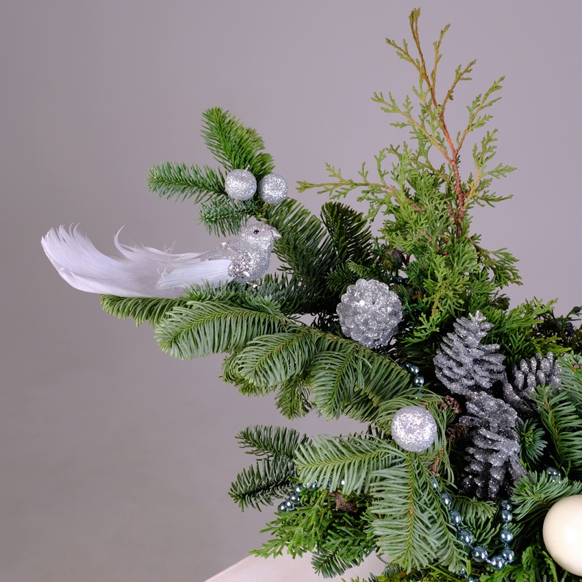 Новогодняя композиция из нобилиса с парящими свечами "Зимняя пташка"