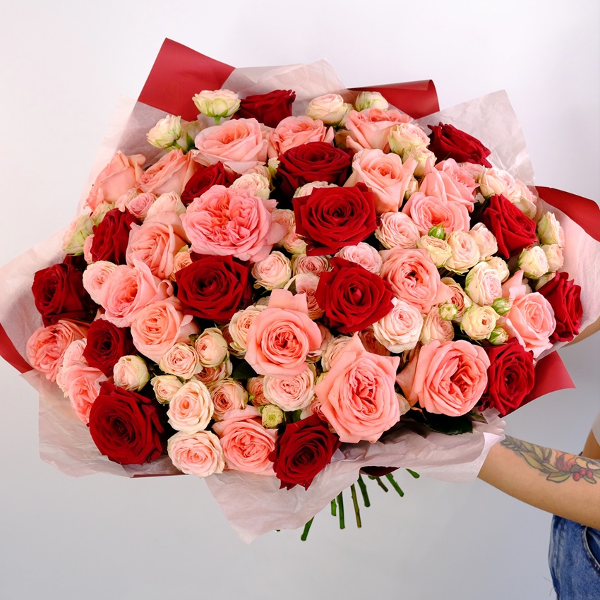 Кустовые и пионовидные розы в букете "Ассоль"