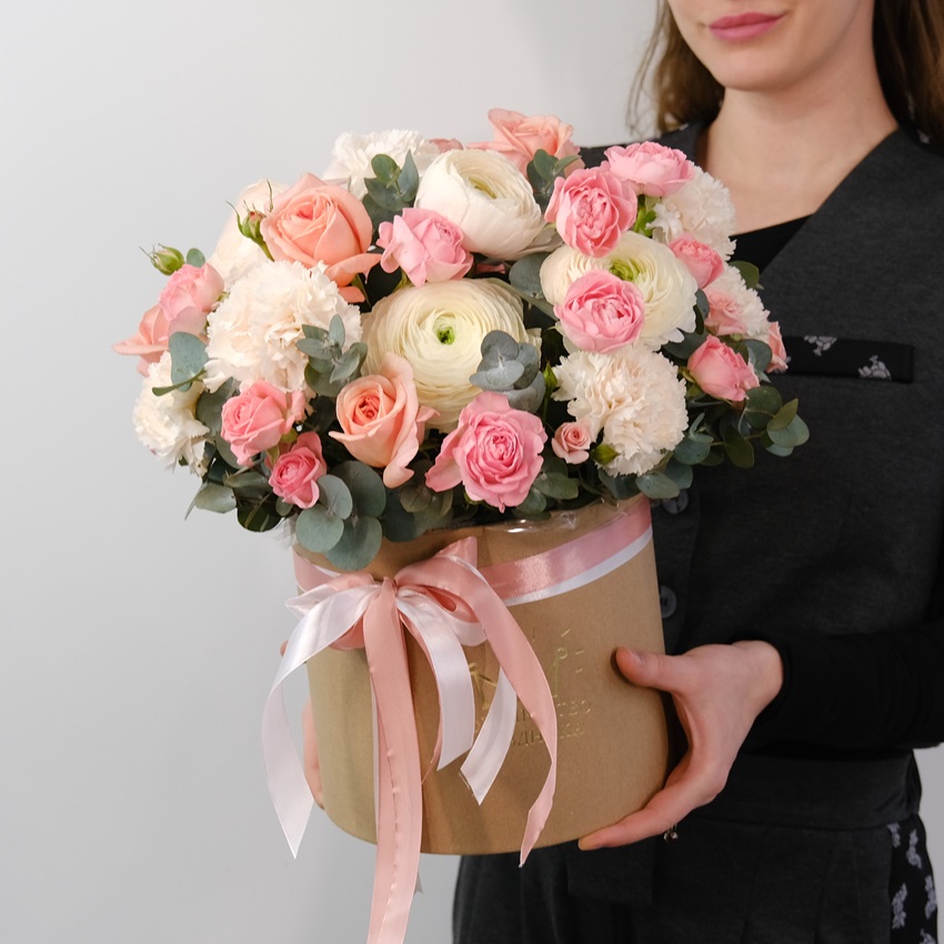 Ранункулюсы и пионовидные розы в композиции "Дива"