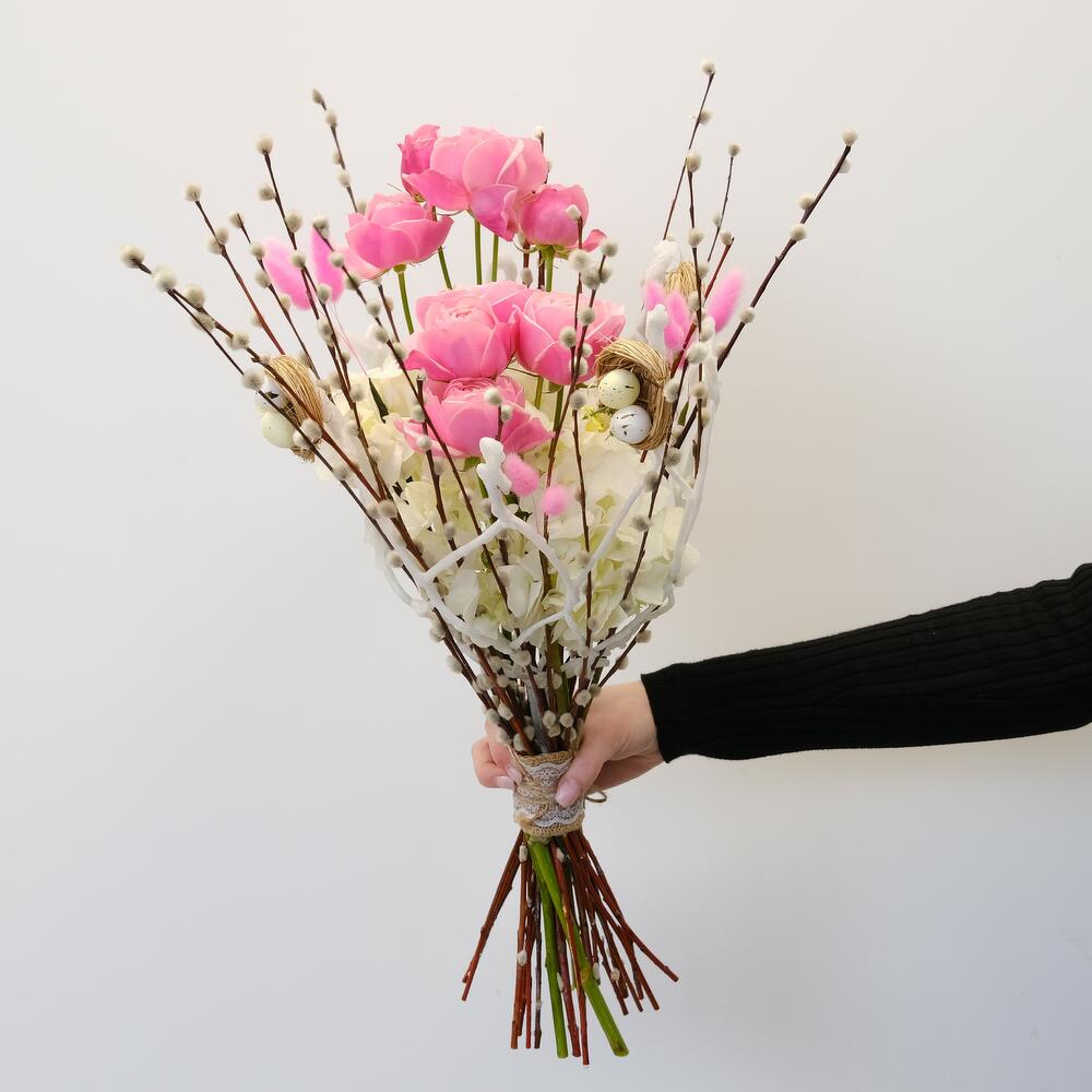 Верба, кустовые пионовидные розы и гортензия - букет на Пасху